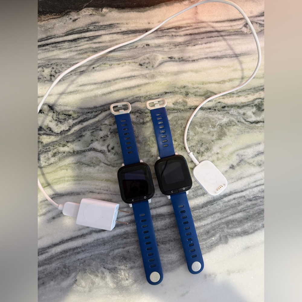 2 Verizon Gizmos Smartwatch with Blue Strap and one charger